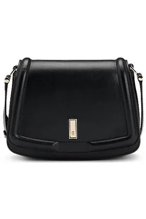 HUGO BOSS Saddle-Bag aus Leder mit charakteristischen Metall-Details und Monogramm