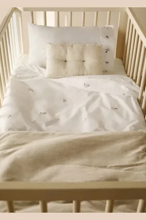MANGO Bettbezug aus Baumwoll-Perkal mit aufgestickter Blume für Kinderbettchen - Home - 100x120cm