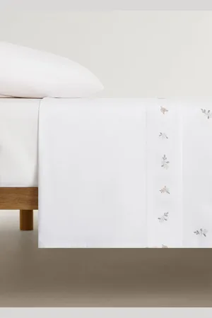 MANGO Kinder-Spannbettlaken aus Baumwoll-Perkal mit aufgestickter Blume für 90 cm Bett - Home - 90 cm Bett