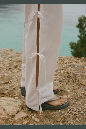 MANGO Keilabsatz-Sandale mit glänzendem Finish - Damen - 39