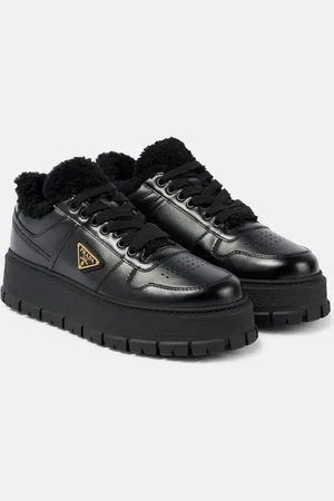 Prada Plateau-Sneakers aus Leder mit Shearling