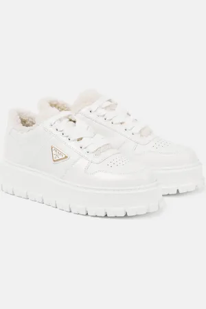 Prada Plateau-Sneakers aus Leder mit Shearling