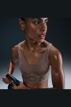 Nike Pro Indy PlungeGepolsterter Sport-BH mit mittlerem Halt