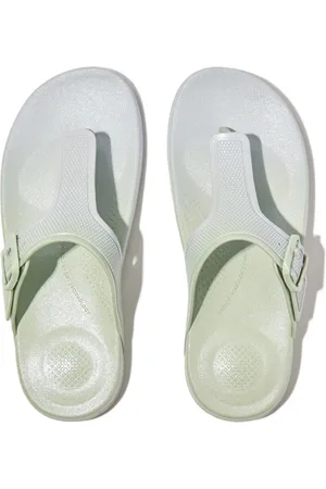 FitFlop Zehentrenner »IQUSHION IRIDESCENT ADJUSTABLE BUCKLE«, Keilabsatz, Sommerschuh, Schlappen mit verstellbarer Schnalle