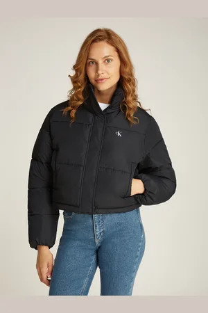 Calvin Klein Outdoorjacke »MATTE CROPPED ND PUFFER«, mit Kapuze, mit Logoprägung