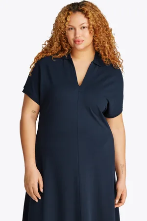 Tommy Hilfiger Midikleid »CRV LYOCELL OPEN-NK MIDI DRESS«, in Großen Größen, Logostickerei, V-Ausschnitt