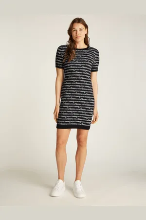 Tommy Hilfiger Strickkleid »TJW SCRIPT AOP SWEATER DRESS«, mit Logo-Allover-Muster
