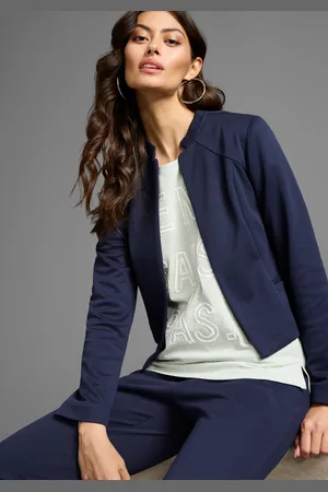Laura Scott Kurzblazer, im sportiven Look