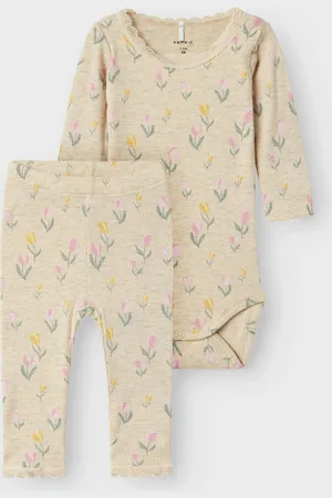 NAME IT Schlafanzug »NBFFLOWERKAB LS BODY BOX SET«, (Set, 2 tlg.)