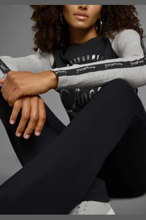 KangaROOS Longsleeve, Langarm, sehr figurbetonte Passform, mit glänzendem Metallic-Druck