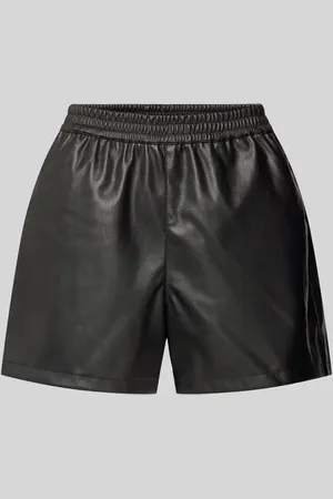 Noisy May Shorts in Leder-Optik Modell 