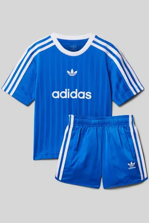 adidas Set aus T-Shirt und Sweatshorts mit Label-Details in , Größe 104