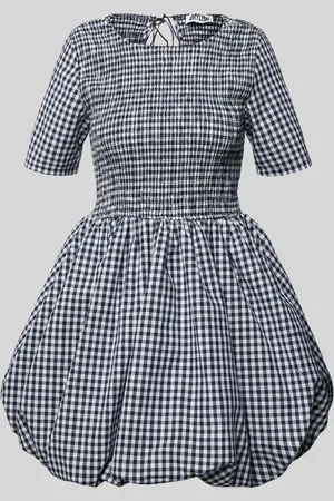 Amy Lynn Knielanges Cocktailkleid mit Smok-Details Modell 