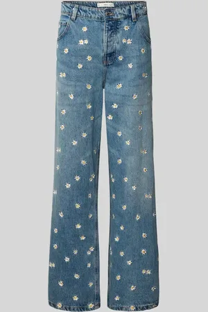 MANGO Flared Jeans mit floralen Stickereien Modell 