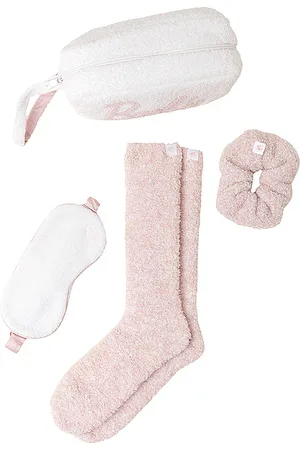 Barefoot Dreams SET AUS SCHLAFMASKE, SCRUNCHIE UND SOCKEN COZYCHIC BARBIE in .