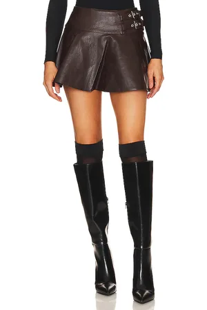 WeWoreWhat MINI-SKORT AUS VEGANEM LEDERIMITAT MIT SCHNALLE in . Size 00, 12, 2, 4, 8.