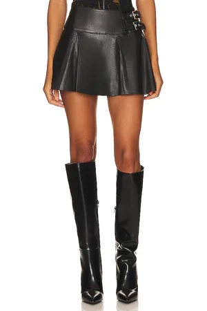 WeWoreWhat MINI-SKORT AUS VEGANEM LEDERIMITAT MIT SCHNALLE in . Size 00, 2, 4, 8.