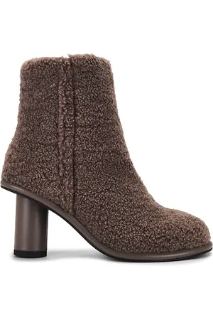 R0AM BOOT in . Size 11, 12, 7, 9.