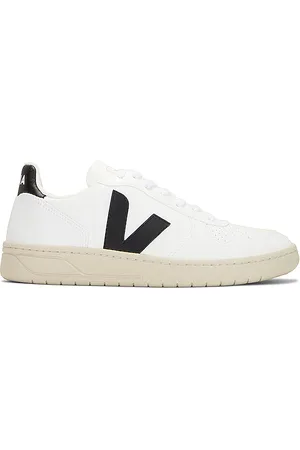 Veja SNEAKERS CLASSICS in . Size 40, 41, 42, 43, 44, 45, 46.