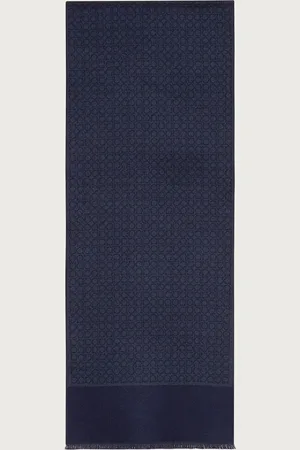 Salvatore Ferragamo Eleganter Look und ikonische Details prägen diesen Schal aus reiner Wolle, der mit einer Textur aus Allover-Gancini in verschiedenen Stellungen verziert ist