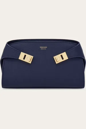 Salvatore Ferragamo Mit ihrer umschließenden Form und der zeitgemäßen Linie verleiht das neue Täschchen Hug Ihrem Alltagslook Glamour