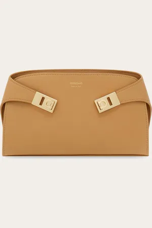 Salvatore Ferragamo Mit ihrer umschließenden Form und der zeitgemäßen Linie verleiht das neue Täschchen Hug Ihrem Alltagslook Glamour