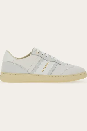 Salvatore Ferragamo Dieser den Vintage-Modellen nachempfundener Sneaker kommt mit glänzendem Lackobermaterial in den lebhaftesten Farbtönen der Saison