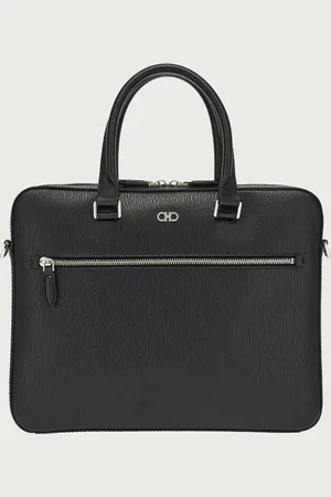 Salvatore Ferragamo Quintessenz der -Eleganz: Bei dieser Aktentasche verbinden sich Schönheit und Funktionsgerechtigkeit mit modischem Touch: Das schmale Profil und die zart gehämmerte Ausführung des Leders lassen einen aktuellen Großstadt-Look entstehen