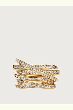 Salvatore Ferragamo Moderne Minimal-Linie, mit applizierten Kristallen als glitzernder Touch: Bei dem neuen -Ring wird das ikonische Gancini-Motiv mit individueller Kreativität durch einen asymmetrisch verschlungenen Draht mit dem Schimmer der applizierten Ste