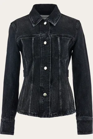 Salvatore Ferragamo Diese Jacke ist aus unvergänglichem Denim in reiner Baumwolle gefertigt, hier neu interpretiert, mit einem gewaschenen Finish und Kappnähten in Kontrastfarbe