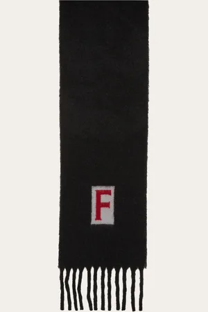 Salvatore Ferragamo Eine neue materische und dicke Schal-Variante aus Wolle und Alpaka mit großen geflochtenen Fransen und farblich abgesetztem F als Jacquard-Detail am unteren Abschluss