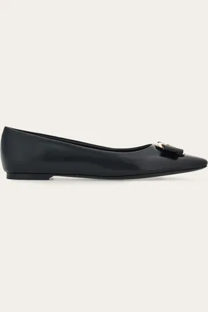 Salvatore Ferragamo Makellose Eleganz: Die neue Ballerina aus ultraweichem Nappaleder kommt mit schmaler Linie und Kappe mit geometrischem Profil