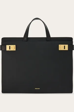 Salvatore Ferragamo Edle Details für glitzernden Glamour: Die neue Variante der Aktentasche von aus gemilltem, mit pflanzlichen Anilinen behandeltem Kalbsleder kommt mit Details in Alligatorleder