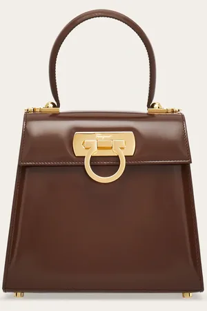 Salvatore Ferragamo Die Iconic Top Handle in einer kompakten Variante: Vorder- und Rückseite in Trapezform sind aus angeschliffenem Kalbsleder gefertigt
