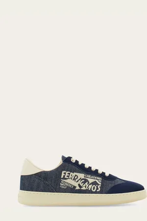 Salvatore Ferragamo Stadtbummel mit Stil: neuer Sneaker mit Linien, die von Vintage-Modellen inspiriert sind, mit Obermaterial aus Denim und farblich abgestimmten Details aus Veloursleder