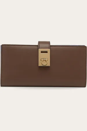 Salvatore Ferragamo Groß, geräumig, elegant: dieses Portemonnaie aus glattem Kalbsleder zeigt sich mit einem Innenleben im Farbkontrast und Gancini Verschluss, der durch die Hug Kollektion inspiriert ist