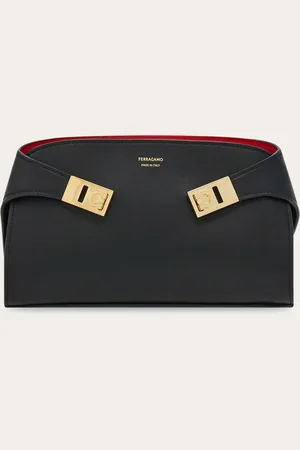 Salvatore Ferragamo Mit ihrer umschließenden Form und der zeitgemäßen Linie verleiht das neue Täschchen Hug Ihrem Alltagslook Glamour