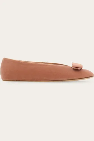 Salvatore Ferragamo Zwanglosigkeit ist die Devise: Neuer Ballerina mit Beutelkonstruktion, Obermaterial aus weichem farbigem Samt und hochgeschlossener Linie für einen absolut trendigen Look