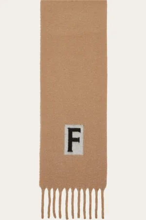 Salvatore Ferragamo Eine neue materische und dicke Schal-Variante aus Wolle und Alpaka mit großen geflochtenen Fransen und farblich abgesetztem F als Jacquard-Detail am unteren Abschluss