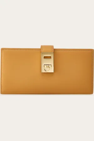Salvatore Ferragamo Groß, geräumig, elegant: dieses Portemonnaie aus glattem Kalbsleder zeigt sich mit einem Innenleben in der gleichen Farbnuance und Gancini Verschluss, der durch die Hug Kollektion inspiriert ist