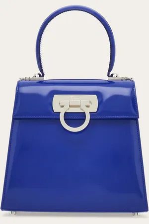 Salvatore Ferragamo Die Iconic Top Handle in einer kompakten Variante: Vorder- und Rückseite in Trapezform sind aus angeschliffenem Kalbsleder gefertigt