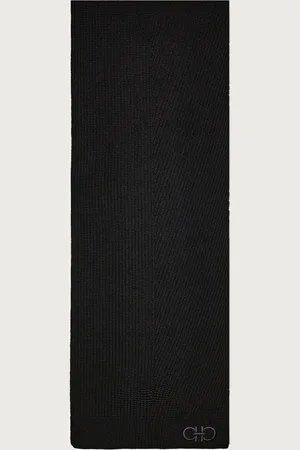 Salvatore Ferragamo Schal aus reiner Wolle in englischem Rippenstrick, verziert mit einer Gancini-Stickerei am unteren Ende Das coole Accessoire, das sowohl für zwanglose Outfits als auch für Wintertage in der Stadt geeignet ist, gibt sich schlicht und gemütli