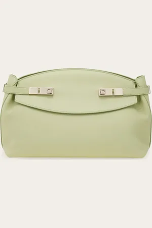 Salvatore Ferragamo Weich, einhüllend und mit großstädtischer Linie: die neue Pouch-Tasche von ist die Evolution der neuen Hug-Linie zum Umhängen, gefertigt aus mit pflanzlichen Aninilen behandeltem Kalbsleder