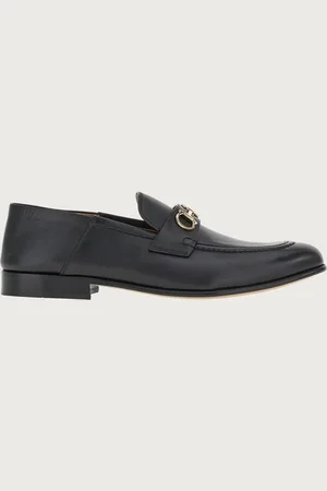 Salvatore Ferragamo Edel wie ein Loafer, vielseitig wie ein Mule: dieser neue Schuh interpretiert zwei große Themen der warmen Jahreszeit mit der üblichen Eleganz