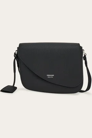 Salvatore Ferragamo Die Vorder- und Rückseiten wie auch die Patte der neuen Schultertasche stellen eine asymmetrische Linie zur Schau, für einen edlen Großstadt-Look mit ganz neuer Optik