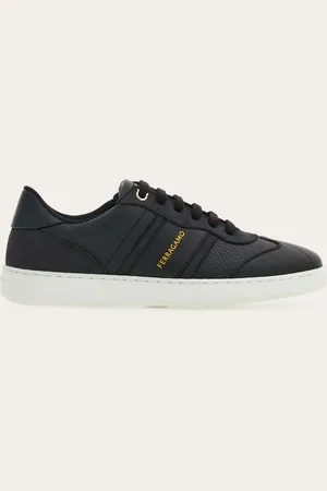 Salvatore Ferragamo Dieser den Vintage-Modellen nachempfundener Sneaker kommt mit glänzendem Lackobermaterial in den lebhaftesten Farbtönen der Saison