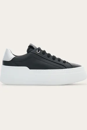 Salvatore Ferragamo Nineties-Inspiration und reine Linien kennzeichnen diesen neuen Sneaker