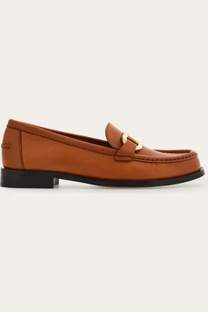 Salvatore Ferragamo Der ikonische, britisch inspirierte Loafer wird hier mit Obermaterial aus Saddle-Kalbsleder mit pflanzlicher Gerbungsbehandlung präsentiert, die für einen üppigen Effekt mit weicher Haptik sorgt