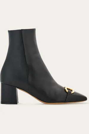 Salvatore Ferragamo Neuer Vorschlag für den Knöchelstiefel mit Großstadt-Flair, der sich im essentiellen und eleganten Look zeigt