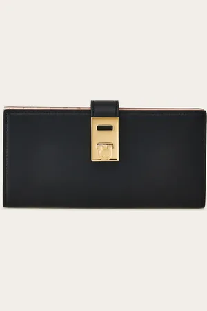 Salvatore Ferragamo Groß, geräumig, elegant: dieses Portemonnaie aus glattem Kalbsleder zeigt sich mit einem Innenleben im Farbkontrast und Gancini Verschluss, der durch die Hug Kollektion inspiriert ist